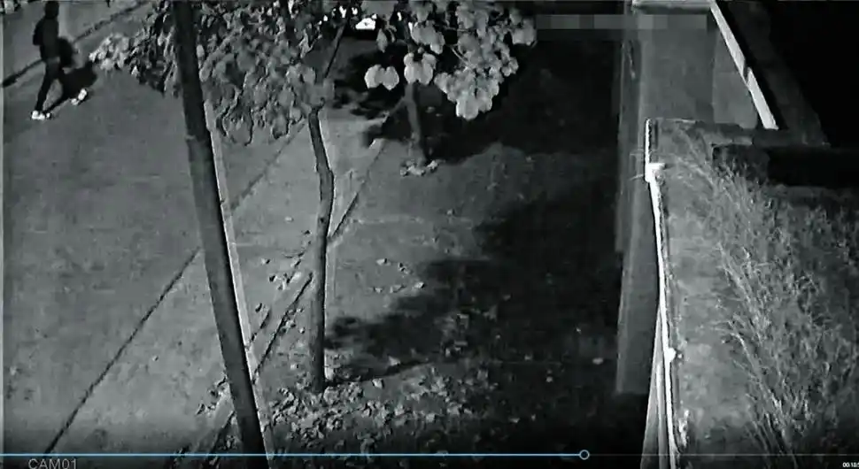    LAS IMÁGENES DE LA CÁMARA. Tres fotogramas que muestran la llegada del padre Juárez a la casa del acusado; cuando el sospechoso estaciona cerca del templo; y cuando aparece cruzando la calle para ir a su vehículo.  