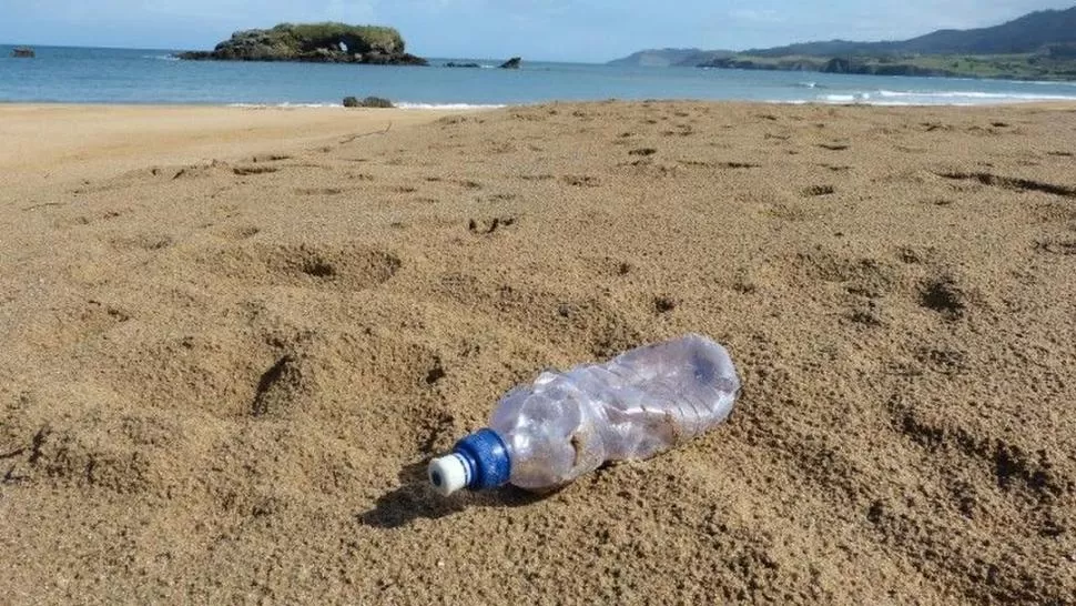 PLAYAS SUCIAS. Los plásticos contaminan el medio ambiente.  