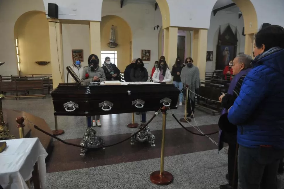 DUELO. Los feligreses de distintas parroquias concurrieron a la iglesia de Villa Luján para despedir al padre Juárez.  la gaceta / foto de antonio ferroni