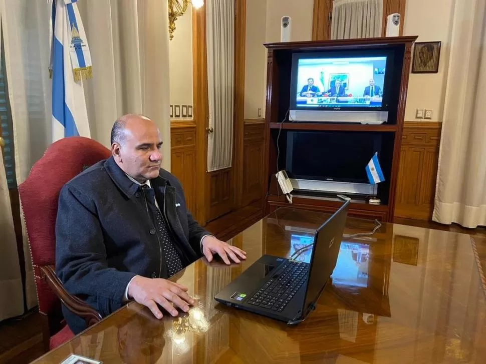 “ONLINE”. El gobernador, ayer, en videoconferencia con tres ministros. comunicación pública
