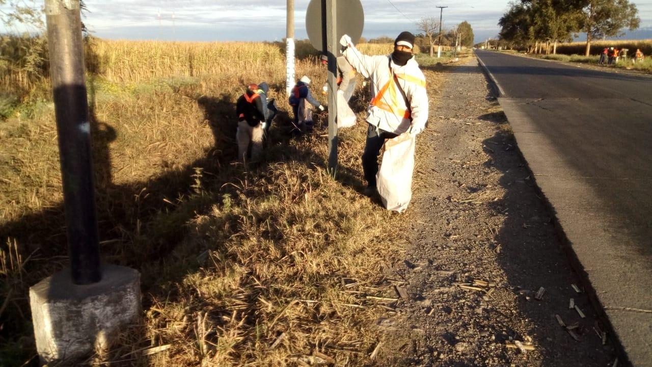 Tras la queja de los ruralistas empezaron a limpiar la basura al costado de la ruta