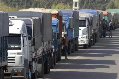 Camioneros llevan adelante un paro en todo el norte en rechazo a atropellos que sufren los choferes