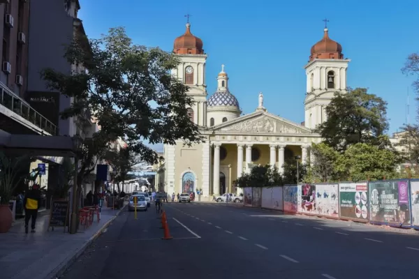 Rejerarquización de la plaza: empiezan a ensanchar la vereda de Laprida primera cuadra
