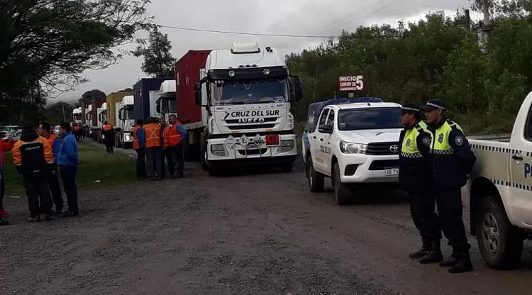Los 17 camioneros demorados anoche pueden seguir su ruta en Tucumán