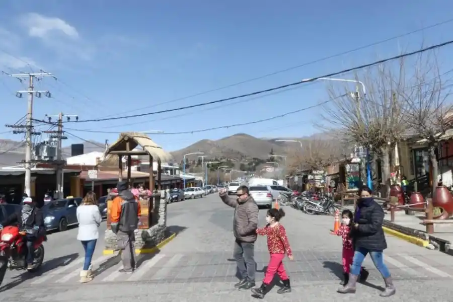 FAMILIAS. La mayoría de los visitantes que pasearon por la villa usaban barbijos, especialmente los niños.