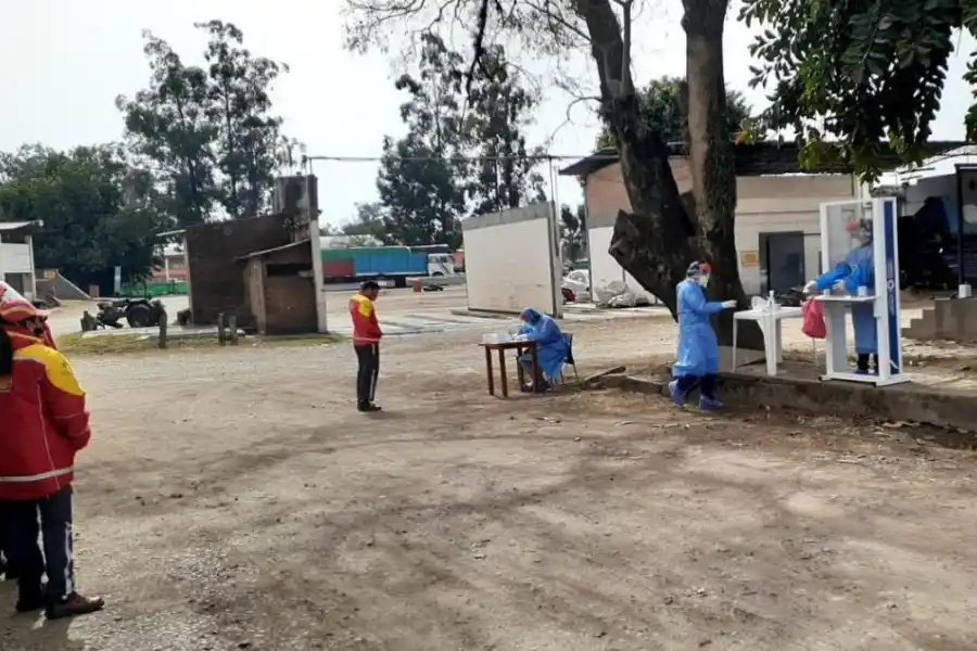 HISOPADOS. Playeros se sometieron a un testeo. Anoche el Gobierno informó que 30 contagios dieron resultado negativo.  