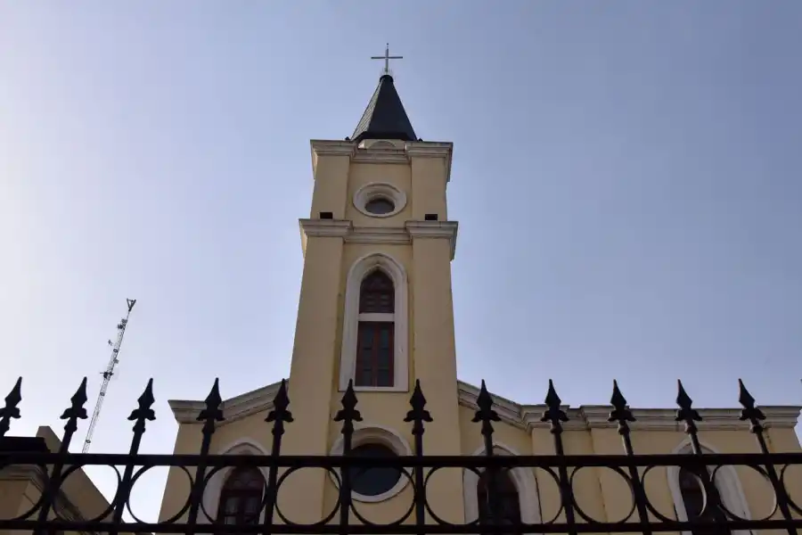 PARROQUIA. Juárez estuvo 19 años como párroco del templo Sagrada Familia, de Alderetes.