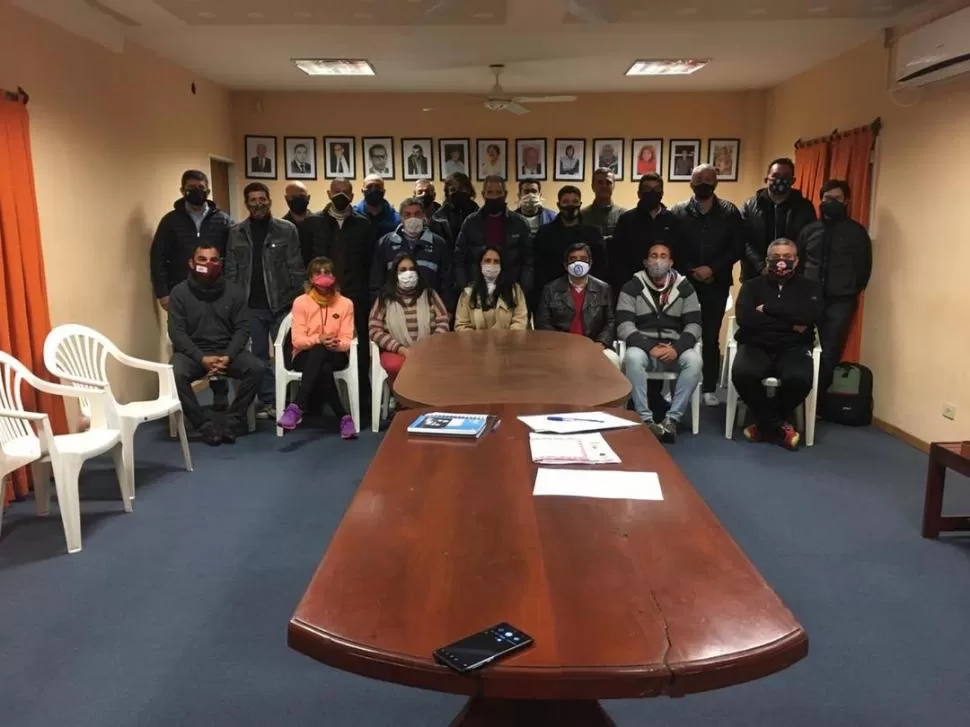 EN SESIÓN. Más de 20 representantes de disciplinas deportivas que se practican en Tucumán se reunieron en la sede de la Asociación Tucumana de Hockey. 