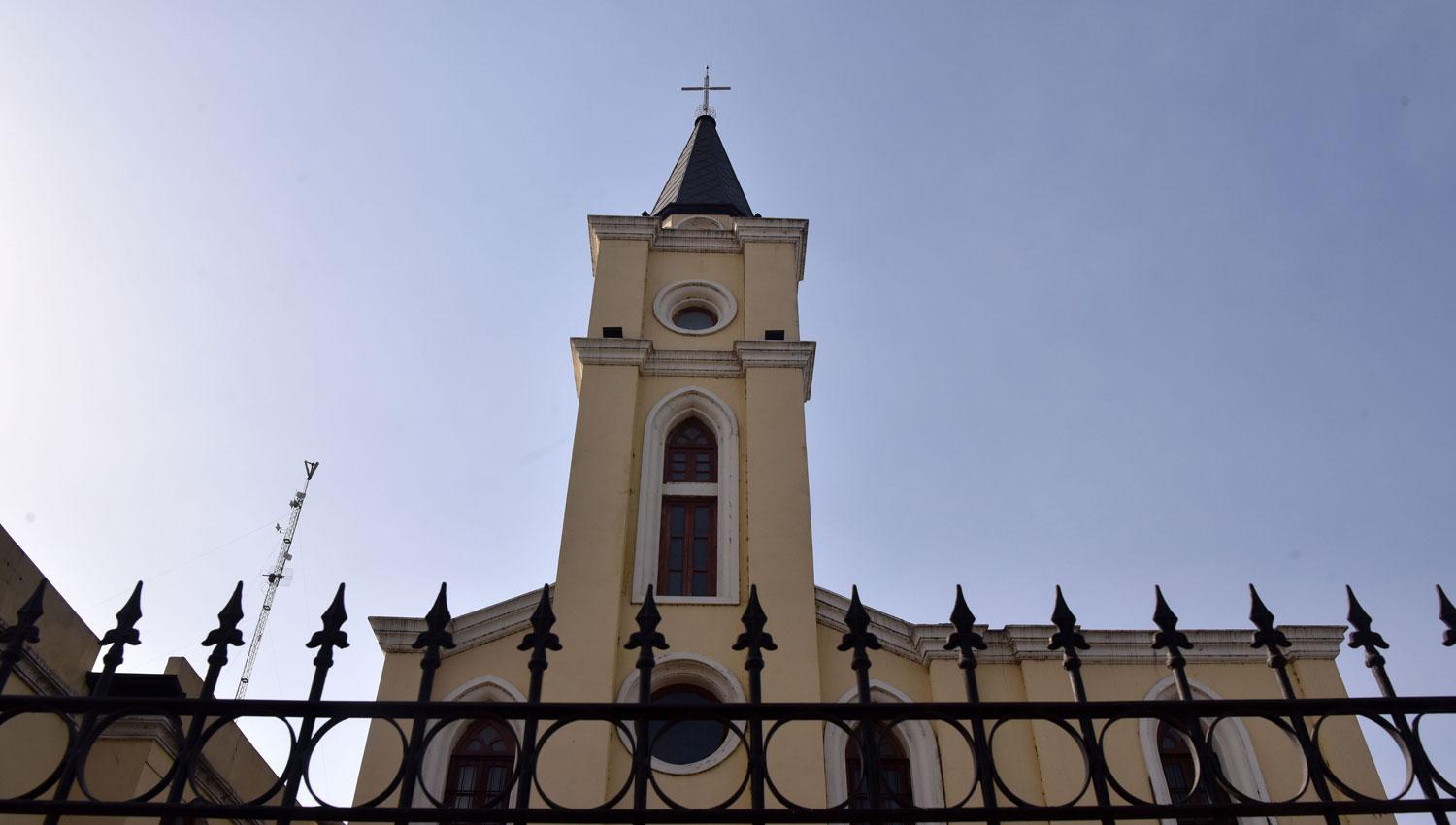 PARROQUIA. Juárez estuvo 19 años como párroco del templo Sagrada Familia, de Alderetes.