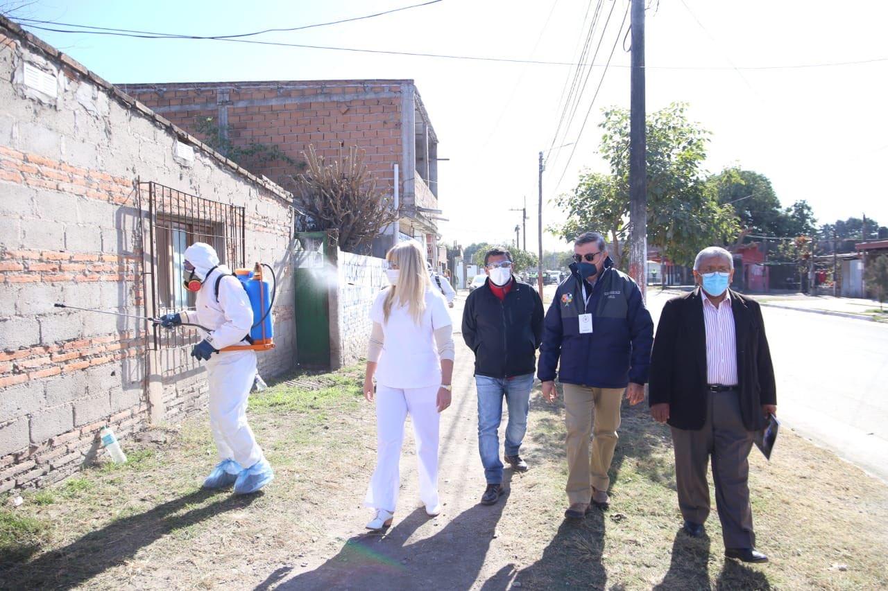 RECORRIDO. La ministra Chahla supervisó las tareas de sanitización en Lastenia. Foto: Ministerio de Salud