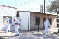 Recibió la torta de su hija y le cantaron el Cumpleaños feliz en la puerta de la casa