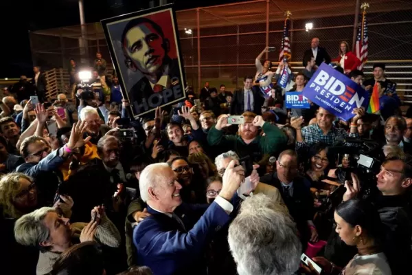 Biden supera a Trump por 15 puntos, según las encuestas