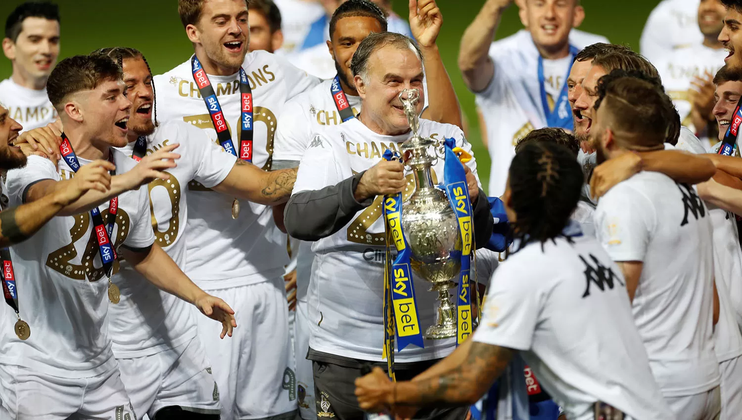 Bielsa festejó con el Leeds anticipadamente el ascenso a la Premier. (Reuters)