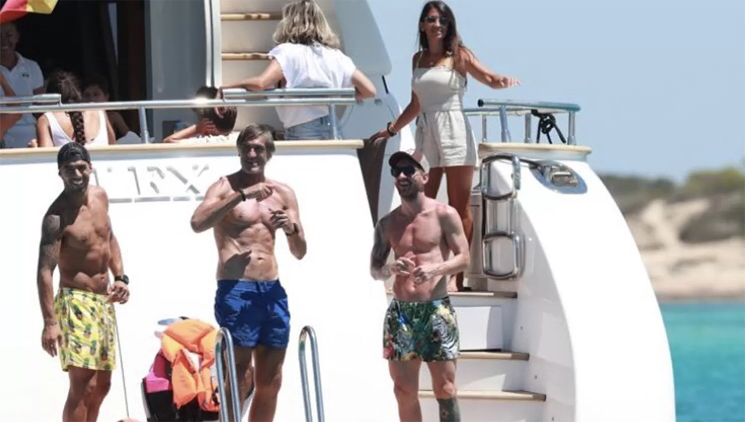 Messi y Luis Suárez, junto a sus famlias, compartieron unos días de vacaciones en Ibiza. (ARCHIVO)