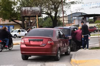 Por la merma de las frecuencias de ómnibus, en el sur pagan el doble por los viajes en “piratas”