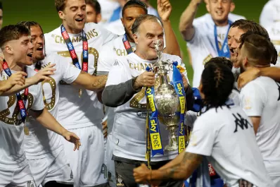 Marcelo Bielsa recibió el premio al Mejor entrenador de la Championship