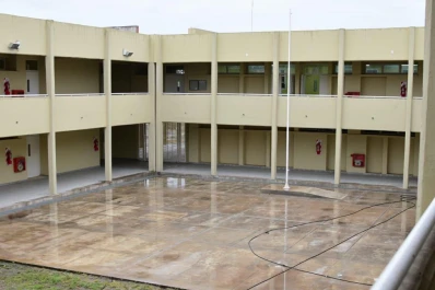 Dejaron la obra de la escuela sin terminar y ahora quieren abrirla, cuando no hay clases