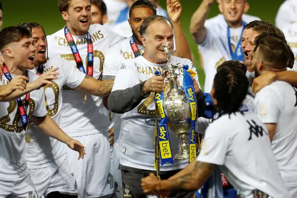 Marcelo Bielsa recibió el premio al Mejor entrenador de la Championship