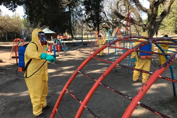 Desinfectan los paseos públicos de la capital, tras los casos registrados en Lastenia