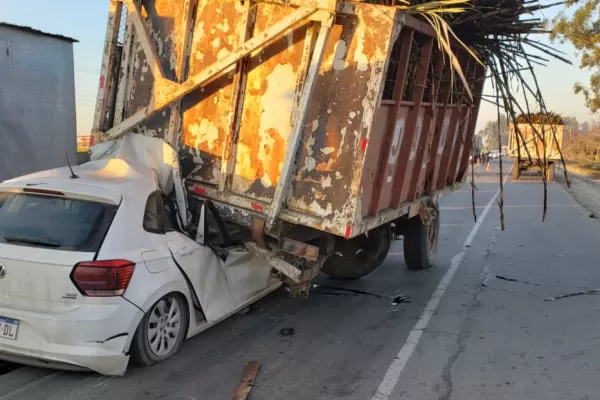 Salvó su vida de milagro tras chocar su auto con una rastra cañera