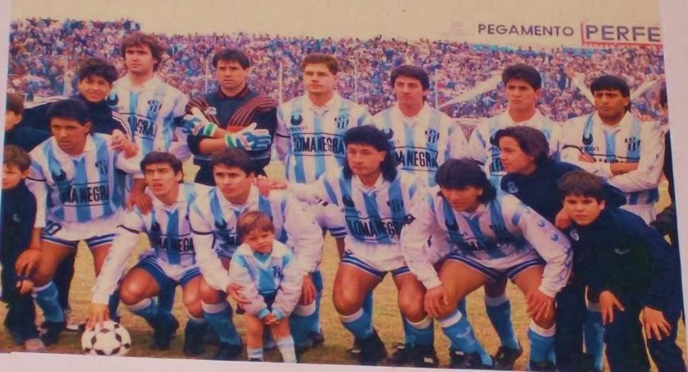AYER Y HOY. Daniel Hernández, con la 10, en el “Decano” en la temporada 93/94, y con sus familiares, en la actualidad. 