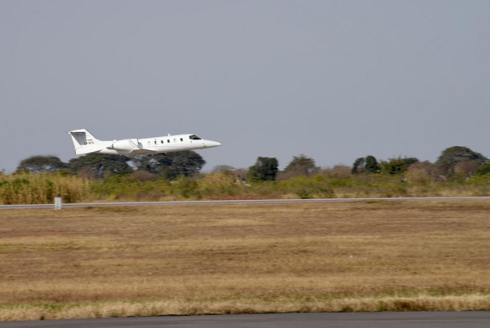 ESCASA ACTIVIDAD. Las aeronaves particulares y algunos vuelos especiales son los únicos que operan en estos momentos en el aeropuerto Benjamín Matienzo. la gaceta / fotos de josé nuno