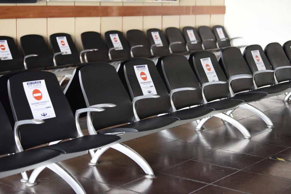 ASIENTO DE POR MEDIO. Los pocos pasajeros que utilizan la aeroestación deben respetar el distanciamiento social.