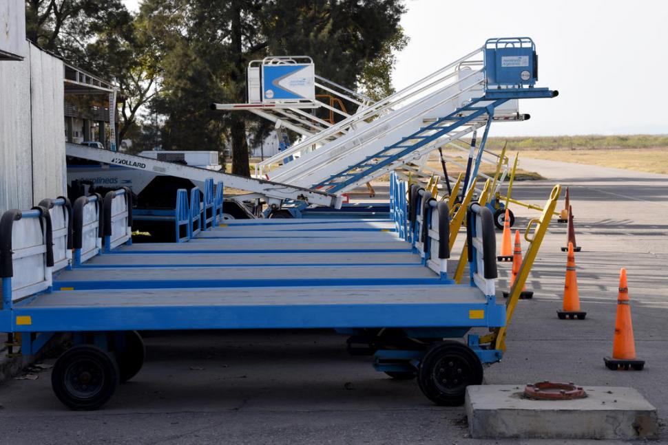 SIN EQUIPAJE. Los carros que transportan el equipaje hasta los aviones también esperan su turno para volver a rodar.