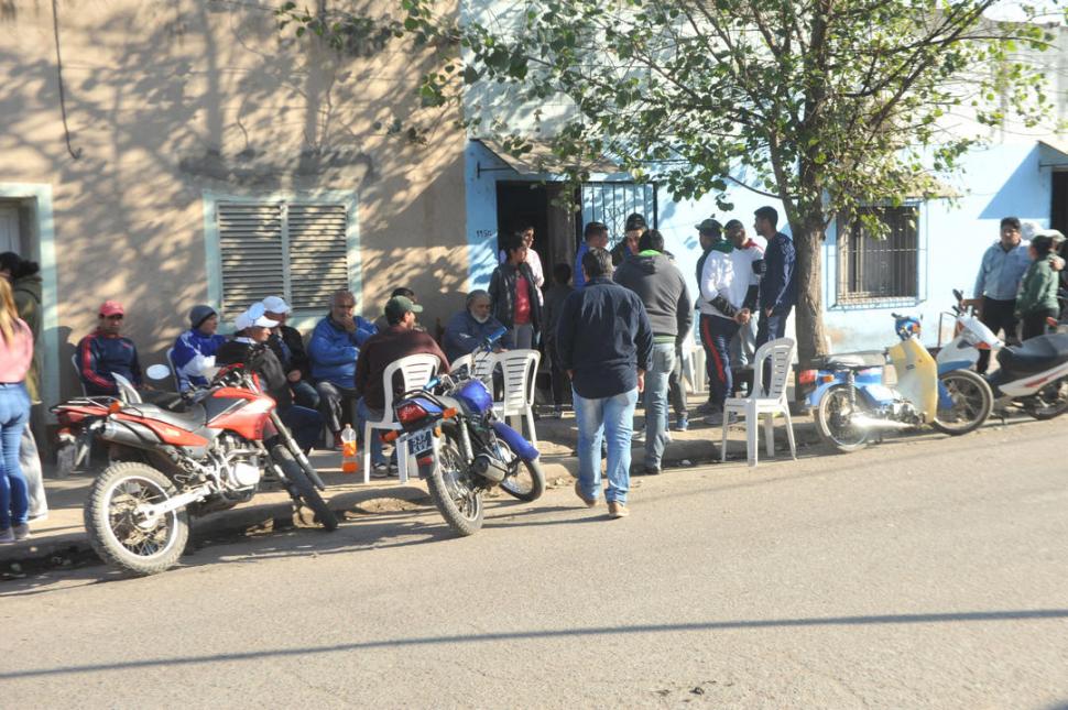 DOLOR. Familiares y amigos presentes en el velorio del joven de 22 años.