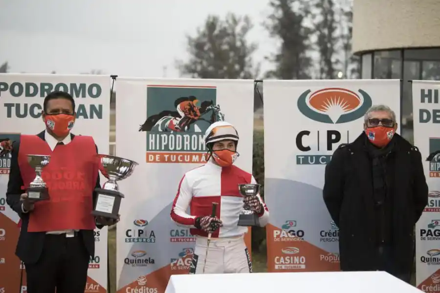 FESTEJO MEDIDO. El jockey José Vizcarra recibió el trofeo, pero esta vez sin gente.