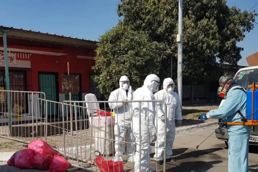 BOLSAS DE BASURA. Personal con trajes de bioseguridad se sanitiza luego de retirar las bolsas rojas que se consideran residuos patológicos.  credito