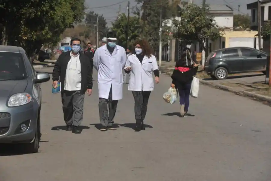 MÉDICOS. Autoridades sanitarias recorren las calles del barrio vallado.  