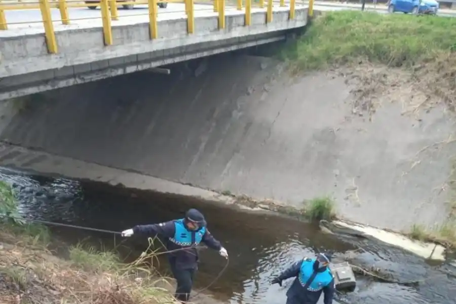 CANAL SUR. Acá habría sido arrojado el cuchillo que fue entregado después a la Justicia. 