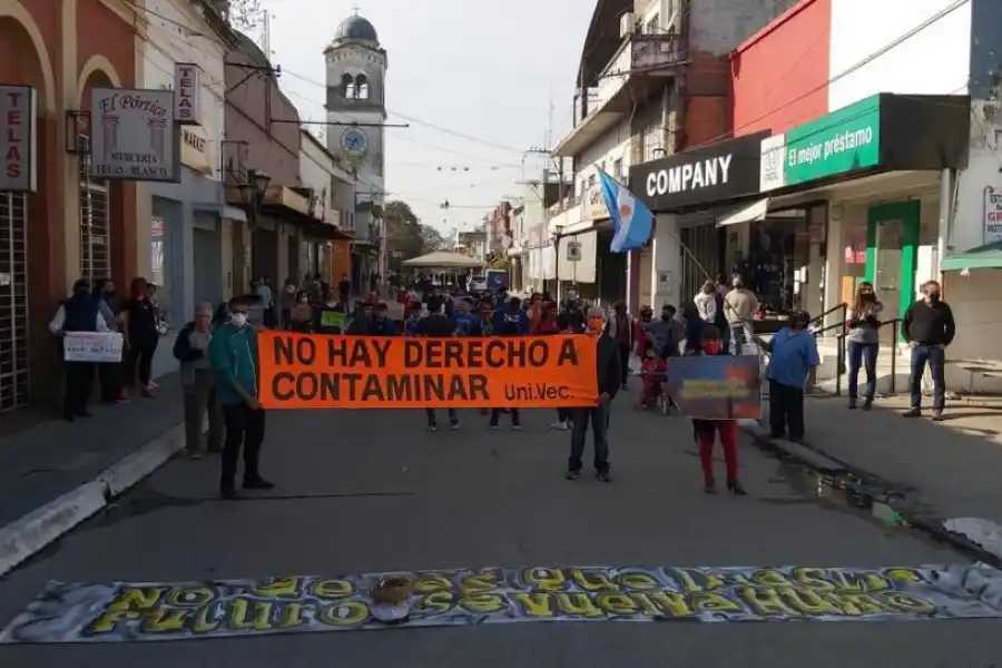 ESCENA DE LA MARCHA. Con barbijos, los vecinos exigieron un aire limpio.