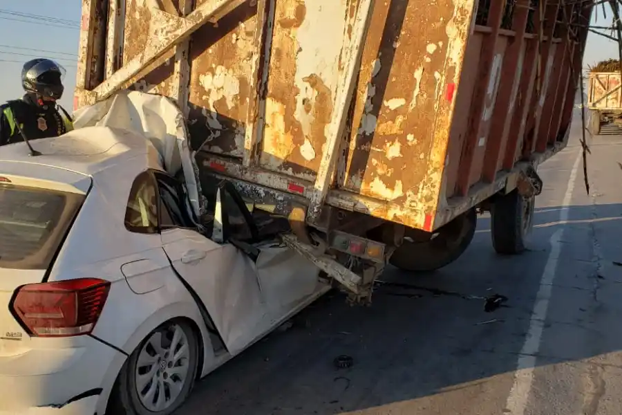 Salvó su vida de milagro tras chocar su auto con una rastra cañera