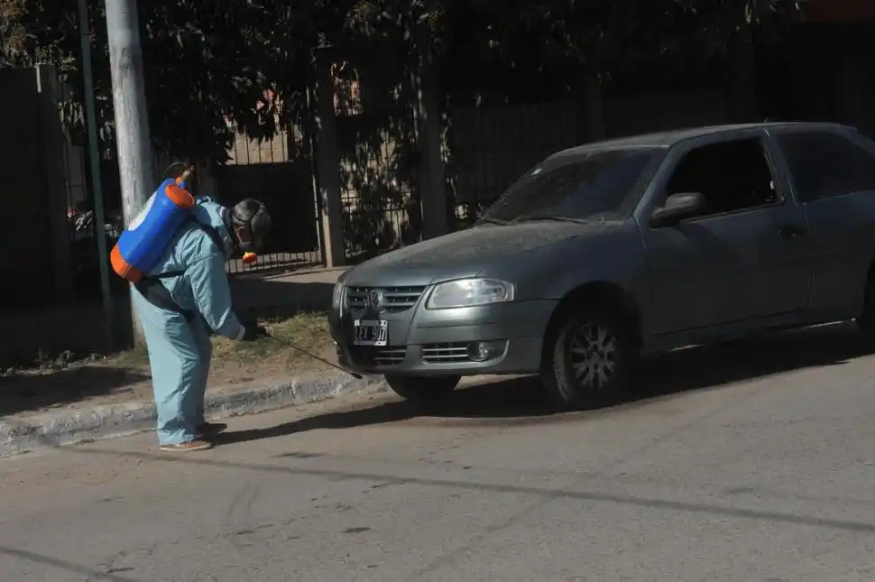 DESINFECCIÓN. Sanitizan un auto dentro de la llamada “zona sucia”.  
