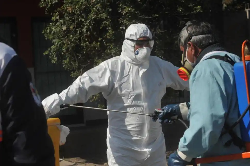 TRAJES ANTICOVID. Todo el personal que ingresa está bien protegido.  