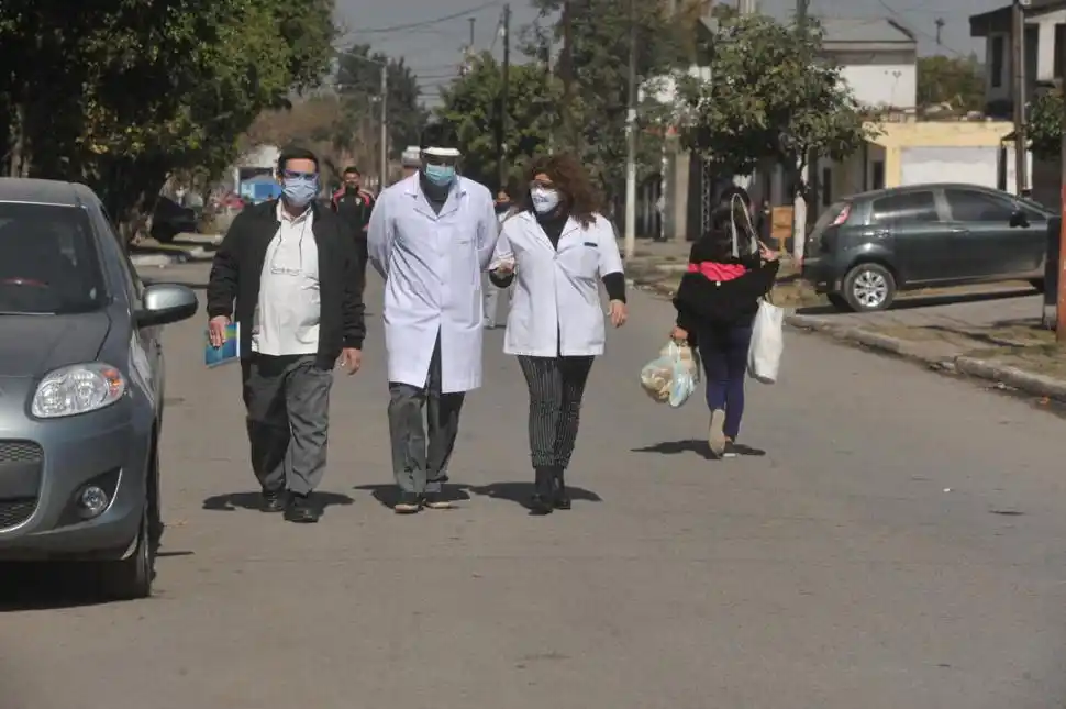 MÉDICOS. Autoridades sanitarias recorren las calles del barrio vallado.  