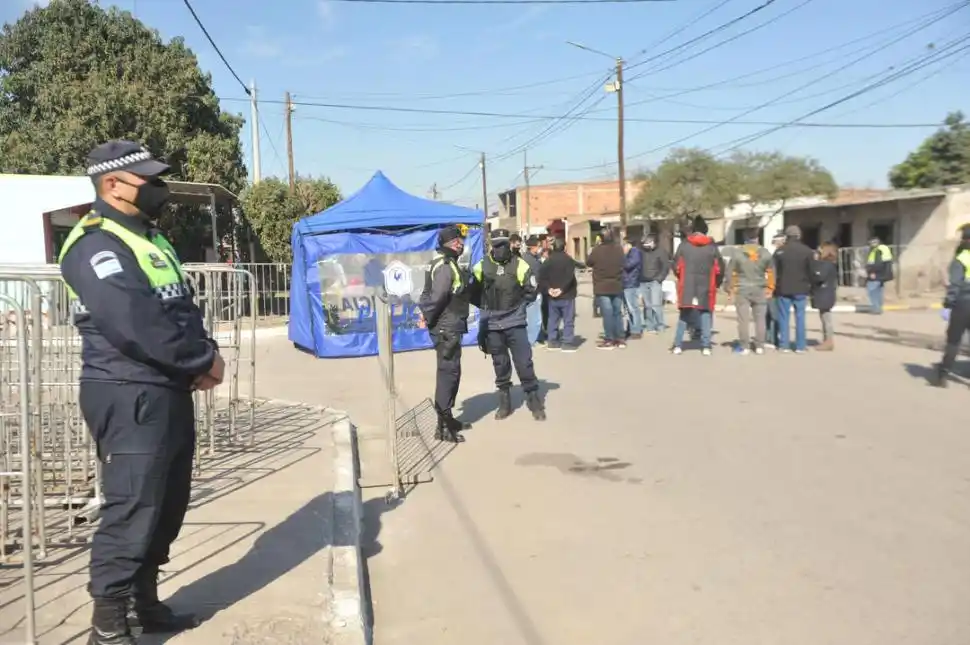 ÚNICO ACCESO, PASAJE SÁNCHEZ Y AMÉRICA. A media cuadra de la casa donde se produjeron los contagios, está el único ingreso al sector.  