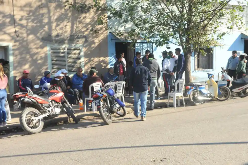 DOLOR. Familiares y amigos presentes en el velorio del joven de 22 años.