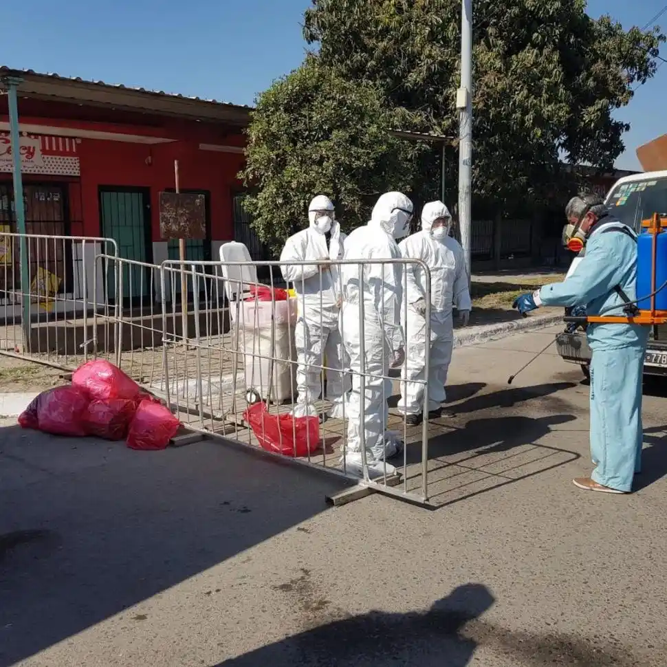 BOLSAS DE BASURA. Personal con trajes de bioseguridad se sanitiza luego de retirar las bolsas rojas que se consideran residuos patológicos.  credito