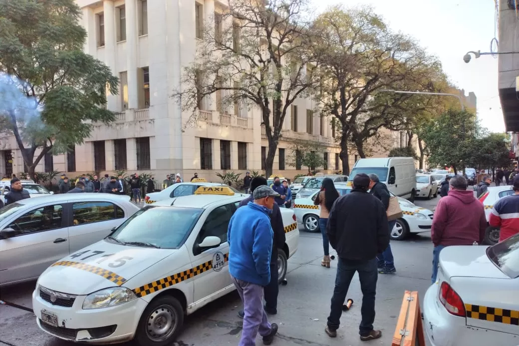 Taxistas protestan frente a la intendencia contra la inspección de vehículos