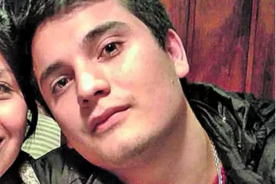 Iba en su moto, chocó contra un carro tirado por caballos y falleció en el acto