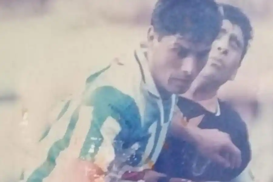 HUELLA EN AVELLANEDA. Reinoso jugó en Racing (en la foto, marca a Maradona) y también en Independiente.  