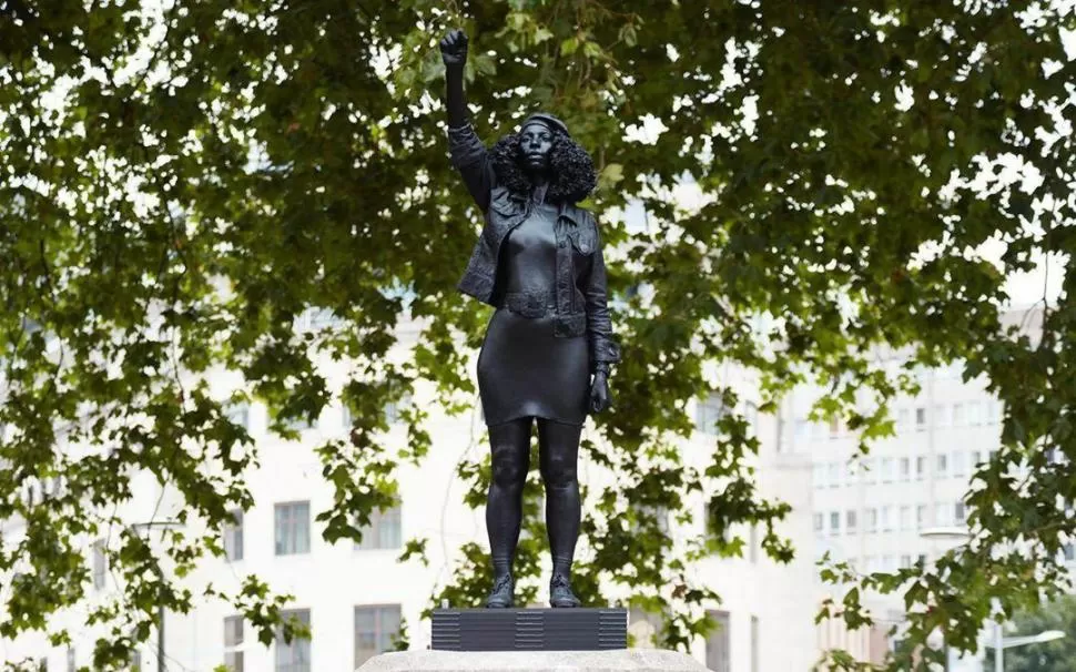 EN BRISTOL. Menos de 24 horas estuvo en un pedestal la escultura de una activista negra realizada en resina. 