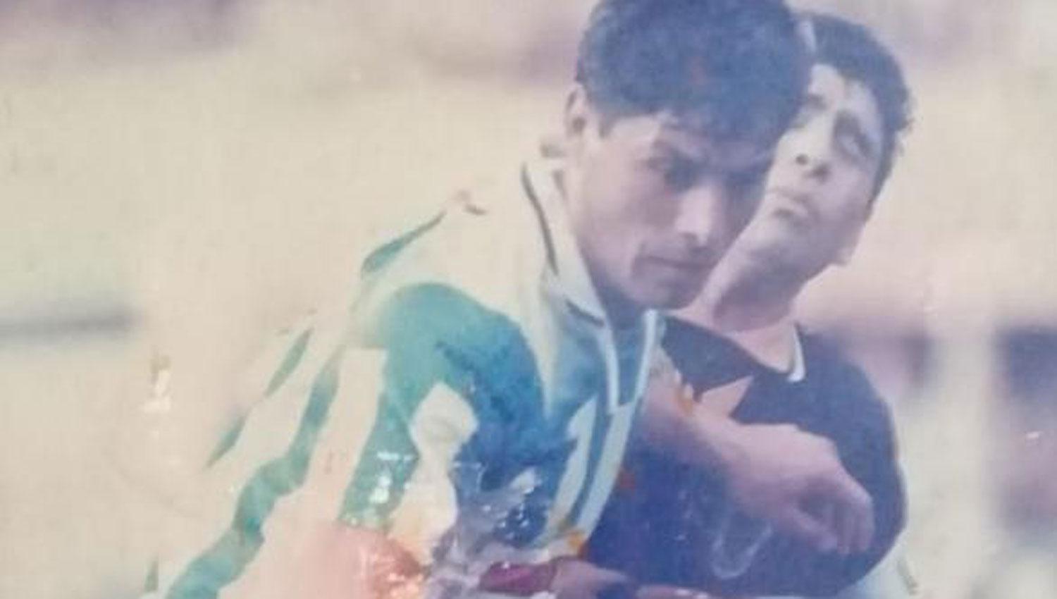 HUELLA EN AVELLANEDA. Reinoso jugó en Racing (en la foto, marca a Maradona) y también en Independiente.  