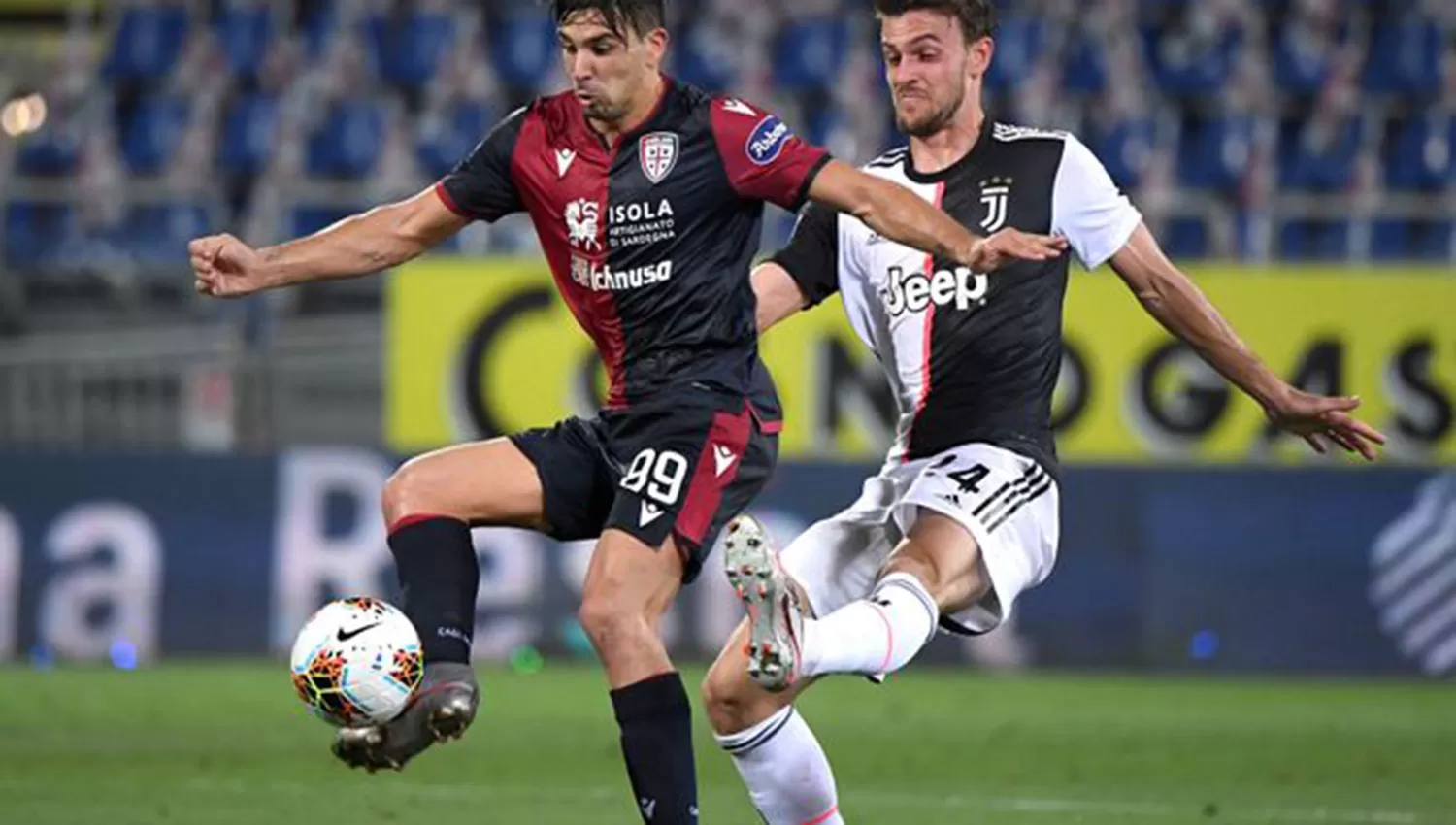 Giovanni Simeoni, del Cagliari, metió un deechazo que dejó sin chances a Buffon. (Reuters)