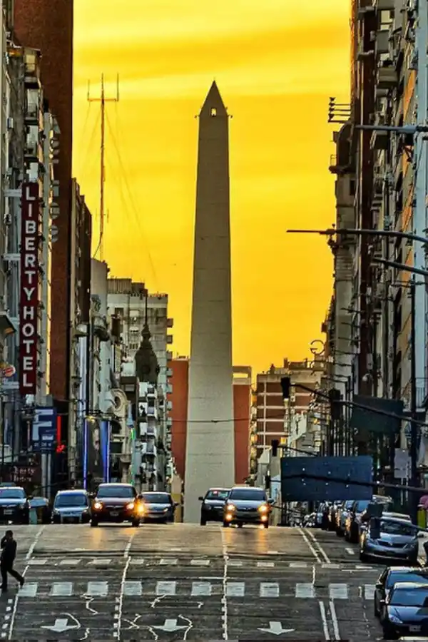 @BUENOSAIRES.AR. Es una de las cuentas más seguidas y es la primera declarada de Interés Cultural por la Legislatura porteña. Muestra edificios y escenas típicas de la vida en Buenos Aires, desde puntos de vista novedosos y con reflexiones que sorprenden.