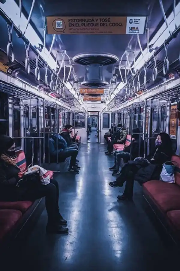 @CAMINANTEBSAS. Uno de sus posteos más celebrados de esta cuenta fue la foto “Viajes de cuarentena”, que muestra un subte prácticamente vacío cumpliendo el aislamiento social. La vida en Buenos Aires a media máquina, representada en esta imagen.