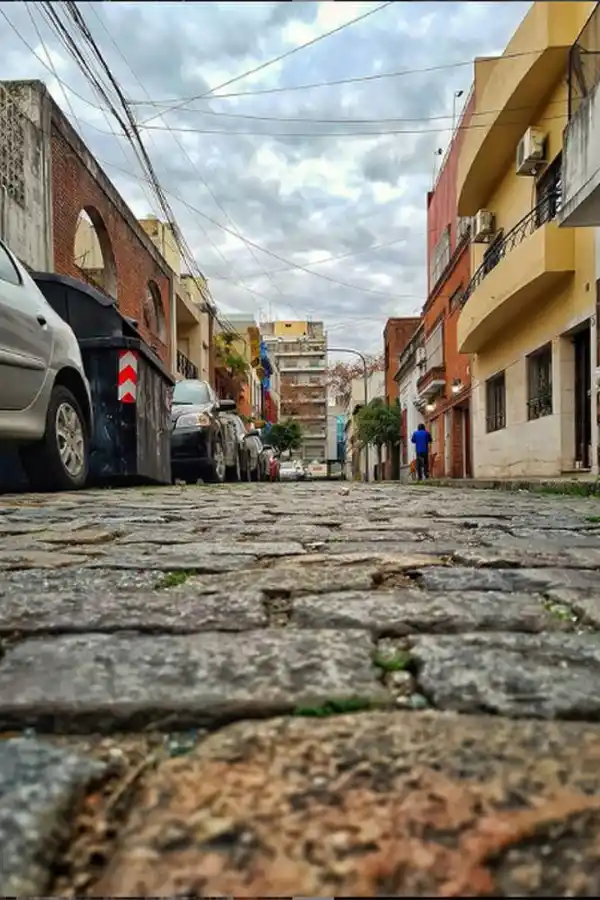 @PASAJESBA. Es la cuenta más reciente, que fue creada durante la pandemia, en junio. Muestra exclusivamente pasajes de la ciudad de Buenos Aires, y la administra la fotógrafa aficionada Patricia Álvarez, enamorada de estos rincones.